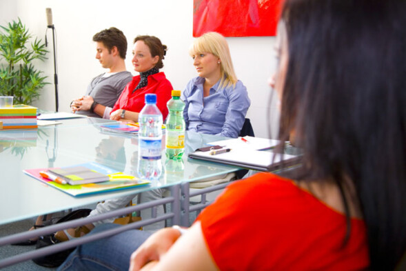 Trainerin Anna Michalski (links) beim Abschlusshearing